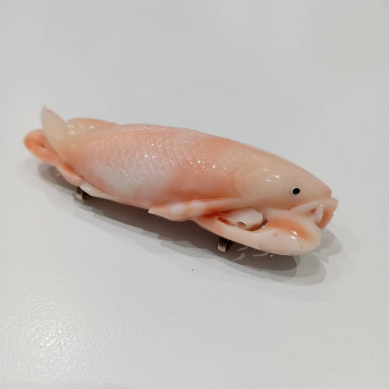 ピンク珊瑚 コイの帯留め