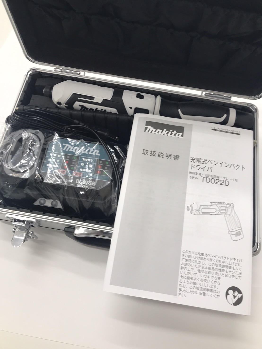 マキタ 充電式ペンインパクトドライバTD022D
